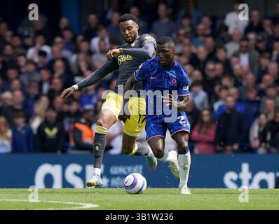 Evertons Youssef Chermiti (links) und Chelsea Moises Caicedo kämpfen um den Ball während des Premier League-Spiels in Stamford Bridge, London. Bilddatum: Samstag, 26. April 2025. Stockfoto
