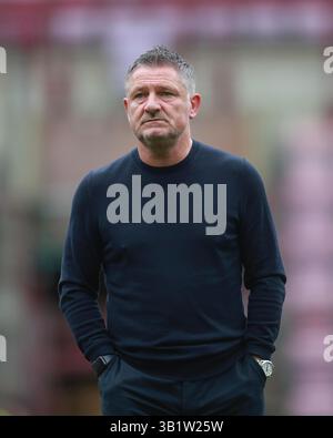 26. April 2025; Tynecastle Park, Edinburgh, Schottland: Scottish Premiership Football, Hearts versus Dundee; Dundee-Manager Tony Docherty inspiziert das Spielfeld vor dem Spiel Stockfoto