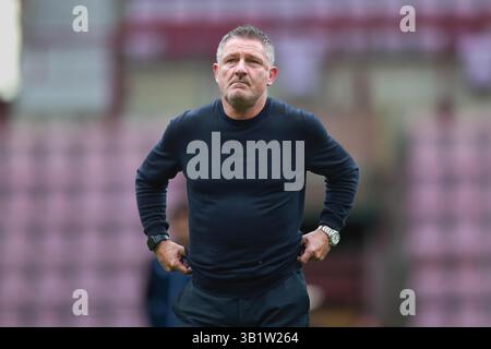 26. April 2025; Tynecastle Park, Edinburgh, Schottland: Scottish Premiership Football, Hearts versus Dundee; Dundee-Manager Tony Docherty inspiziert das Spielfeld vor dem Spiel Stockfoto