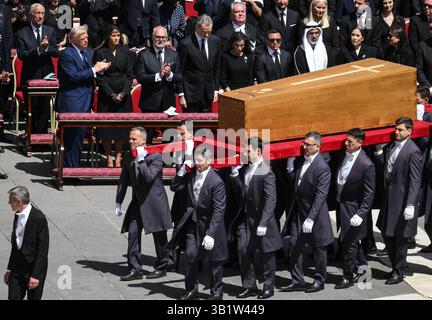 Rom, Vatikan 26.04.2025 Beerdigung Papst Franziskus: der Sarg von Papst Franziskus verlaesst den Petersplatz, Praesident Donald Trump USA mit seiner Frau Melania Praesident Alar Karis Estland, sowie Koenig Felipe VI. und Koenigin Letizia hinten v.li. von Spanien *** Rom, Vatikan 26 04 2025 Beerdigung von Papst Franziskus der Sarg von Papst Franziskus verlässt St. Peters Platz, Präsident Donald Trump USA mit seiner Frau Melania Präsident Al Karis Estland , sowie König Felipe VI. von Spanien zurück und Königin Letizia VI Stockfoto