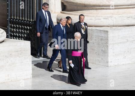 Rom, Italien. April 2025. US-Präsident Donald Trump nimmt an der Beerdigung von Papst Franziskus auf dem Petersplatz in Rom Teil Credit: Independent Photo Agency/Alamy Live News Stockfoto