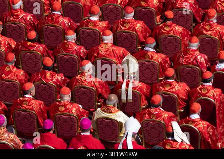 Rom, Italien. April 2025. Beerdigung von Papst Franziskus auf dem Petersplatz in Rom Credit: Unabhängige Fotoagentur/Alamy Live News Stockfoto