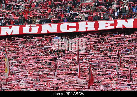 München, Deutschland. April 2025. Fußball: Bundesliga, Bayern München - FSV Mainz 05, Spieltag 31, Allianz Arena, Münchner Fans jubeln ihr Team an. Quelle: Peter Kneffel/dpa/Alamy Live News Stockfoto