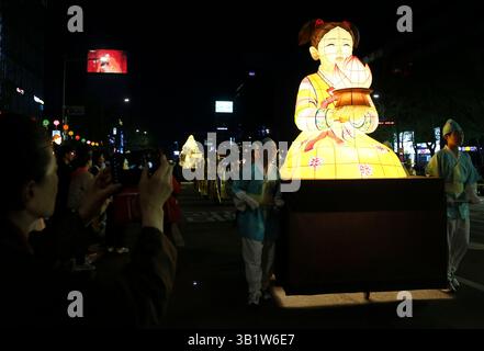 Seoul, Südkorea. April 2025. Am 26. April 2025 findet in Seoul, Südkorea, eine Laterne-Parade statt. Quelle: Yao Qilin/Xinhua/Alamy Live News Stockfoto