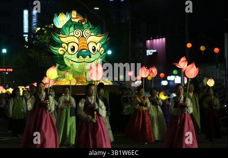 Seoul, Südkorea. April 2025. Am 26. April 2025 findet in Seoul, Südkorea, eine Laterne-Parade statt. Quelle: Yao Qilin/Xinhua/Alamy Live News Stockfoto
