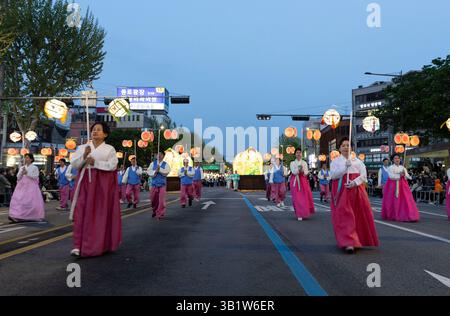 Seoul, Südkorea. April 2025. Am 26. April 2025 findet in Seoul, Südkorea, eine Laterne-Parade statt. Quelle: Jun Hyosang/Xinhua/Alamy Live News Stockfoto
