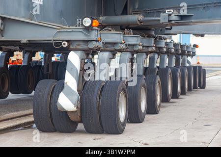 Das Fahrgestell eines großen LKW-Krans. Radstand des Krans. Viele Räder am Kran. Stockfoto