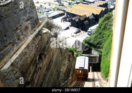 east Cliff Lift mit Strand und englischem Kanal in der Ferne, hastings Altstadt, East sussex, großbritannien Stockfoto