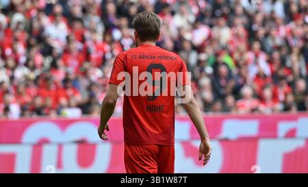 München, Deutschland. April 2025. Fußball: Bundesliga, Bayern München - FSV Mainz 05, Spieltag 31, Allianz Arena, Münchner Harry Kane während des Spiels. Quelle: Peter Kneffel/dpa/Alamy Live News Stockfoto