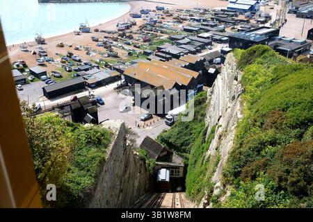 east Cliff Lift mit Strand und englischem Kanal in der Ferne, hastings Altstadt, East sussex, großbritannien Stockfoto