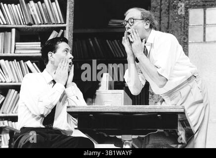 l-r: Richard E Grant (Emil Visser), Freddie Jones (Arthur Langley) in der STRASSENBAHNSTRASSE von Ronald Harwood am Lyric Theatre Hammersmith, London W6 23/10/1984 Set Design: Timothy O’Brien Kostüme: Bunny Christie Beleuchtung: Dave Horn Regisseur: David Jones Stockfoto