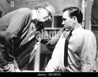 l-r: Freddie Jones (Arthur Langley), Richard E Grant (Emil Visser) in der STRASSENBAHNSTRASSE von Ronald Harwood am Lyric Theatre Hammersmith, London W6 23/10/1984 Bühnenbild: Timothy O’Brien Kostüme: Bunny Christie Beleuchtung: Dave Horn Regisseur: David Jones Stockfoto