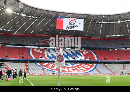 München, Deutschland. April 2025. MÜNCHEN, DEUTSCHLAND - 26. APRIL: Überblick über das Stadion vor dem Bundesliga-Spiel zwischen dem FC Bayern München und dem 1. APRIL. FSV Mainz 05 in der Allianz Arena am 26. April 2025 in München.250426 SEPA 24 017 - 20250426 PD9281 Credit: APA-PictureDesk/Alamy Live News Stockfoto