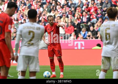 München, Deutschland. April 2025. Fußball: Bundesliga, Bayern München - FSV Mainz 05, Spieltag 31, Allianz Arena, Münchner Harry Kane gestikuliert. Quelle: Peter Kneffel/dpa/Alamy Live News Stockfoto