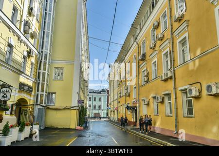 Moskau, Russland – 11. Juli 2018. Khlynovskiy Tupik Sackgasse in Moskau, Russland. Verbunden mit der Bolshaya Nikitskaya Straße, befindet sich Khlynovskiy Tupik Stockfoto