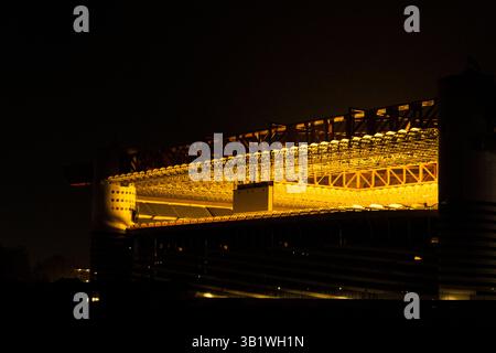 Nachtblick auf das San Siro Stadion in Mailand, beleuchtet durch das Licht der Spielfelgenheizung. Stockfoto