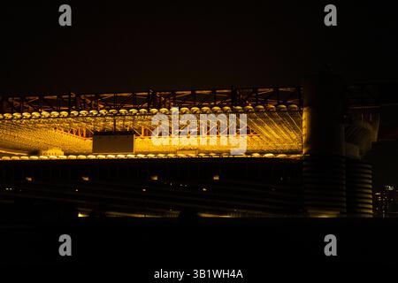 Nachtblick auf das San Siro Stadion in Mailand, beleuchtet durch das Licht der Spielfelgenheizung. Stockfoto