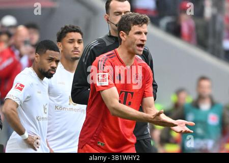 München, Deutschland. April 2025. Fußball: Bundesliga, Bayern München - FSV Mainz 05, Spieltag 31, Allianz Arena, Münchner Thomas Müller wird ersetzt. Quelle: Peter Kneffel/dpa/Alamy Live News Stockfoto