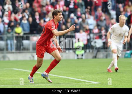 München, Deutschland. April 2025. Fußball: Bundesliga, Bayern München - FSV Mainz 05, Spieltag 31, Allianz Arena, Münchner Thomas Müller in Aktion. Darlegung: Daniel Löb/dpa/Alamy Live News Stockfoto