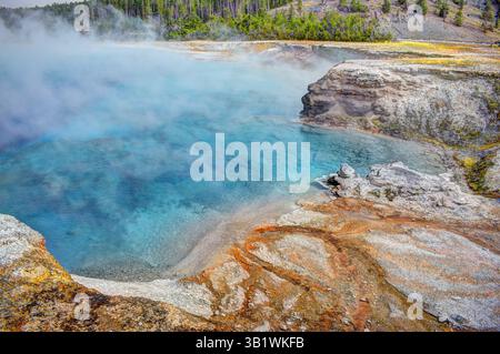 Grand Prismatic Hot Springs im Excelsior Geyser im Yellowstone National Park Stockfoto