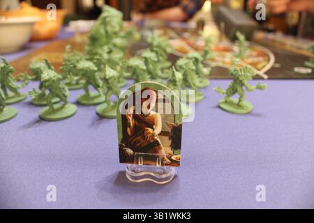 Mozyr, Weißrussland, 10. April 2024: Spielkarte im Brettspiel unergründlich. Spielerauswahl wird vorbereitet. Stockfoto