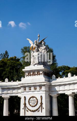 Der Benito Juarez Hemicycle befindet sich im Alameda Central Park in Mexico City, der dem ehemaligen Präsidenten von Mexiko am 18. September 1910 gewidmet ist. Stockfoto