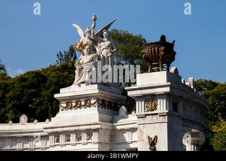 Der Benito Juarez Hemicycle befindet sich im Alameda Central Park in Mexico City, der dem ehemaligen Präsidenten von Mexiko am 18. September 1910 gewidmet ist. Stockfoto