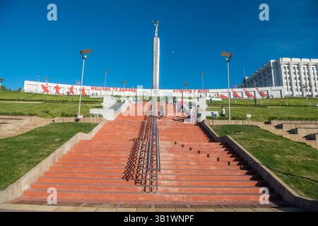 Samara, Russland – 22. Juni 2018. Blick auf den Platz der Herrlichkeit (Ploschad Slavy) in Samara, Russland, mit der Treppe, die zum Denkmal der Herrlichkeit führt. Ansicht Stockfoto