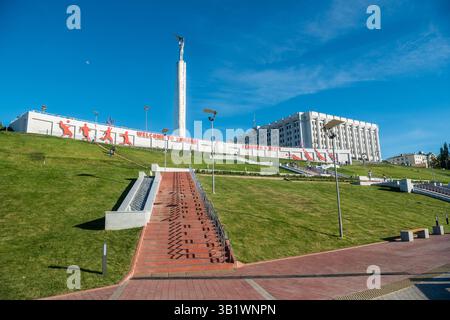 Samara, Russland – 22. Juni 2018. Blick auf den Platz der Herrlichkeit (Ploschad Slavy) in Samara, Russland, mit der Treppe, die zum Denkmal der Herrlichkeit führt. Ansicht Stockfoto