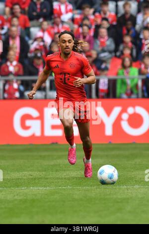 München, Deutschland. April 2025. MÜNCHEN, DEUTSCHLAND - 26. APRIL: Sacha Boey von Bayern München während des Bundesliga-Spiels zwischen dem FC Bayern München und dem 1. APRIL. FSV Mainz 05 in der Allianz Arena am 26. April 2025 in München.250426 SEPA 24 064 - 20250426 PD11465 Credit: APA-PictureDesk/Alamy Live News Stockfoto