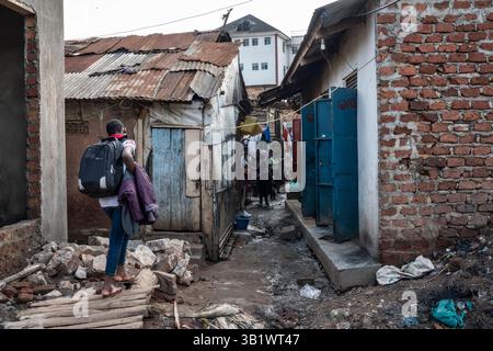 Religiöse Messe mit Pastor in Katanga Slum, Kampala, Uganda, Afrika Stockfoto