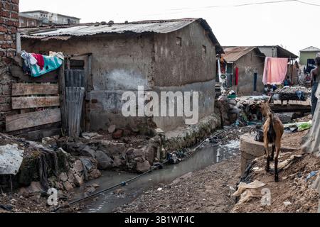 Religiöse Messe mit Pastor in Katanga Slum, Kampala, Uganda, Afrika Stockfoto