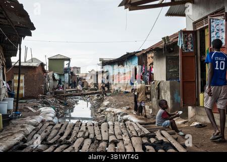 Religiöse Messe mit Pastor in Katanga Slum, Kampala, Uganda, Afrika Stockfoto