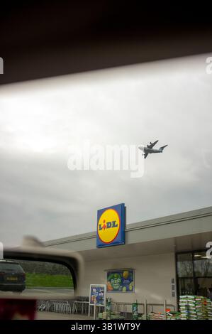 Ein RAF A400M Atlas fliegt über dem Llandudno Junction Supermarkt. Stockfoto