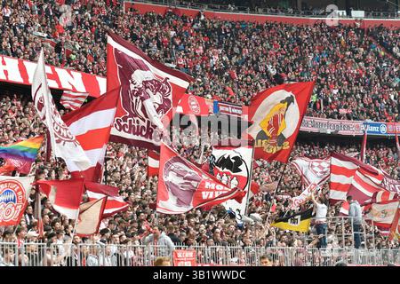 München, Deutschland. April 2025. MÜNCHEN – 26. APRIL: Fans des FC Bayern München beim Bundesliga-Spiel zwischen dem FC Bayern München und dem 1. APRIL. FSV Mainz 05 in der Allianz Arena am 26. April 2025 in München.250426 SEPA 24 043 - 20250426 PD11627 Credit: APA-PictureDesk/Alamy Live News Stockfoto