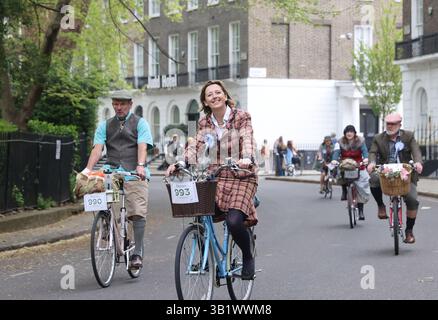 London, UK, 26. April 2025. Der Tweed Run, Londons jährliche Metropolitan-Fahrradtour mit Stil, bei der sich alle Teilnehmer kleiden. Die Route ist etwa 19 km lang und führt sie vorbei an den berühmten Wahrzeichen der Stadt und durch grüne Seitenstraßen. Kredit : Monica Wells/Alamy Live News Stockfoto