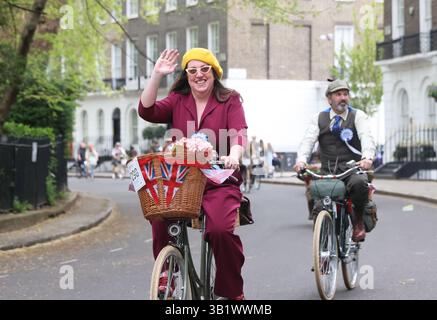 London, UK, 26. April 2025. Der Tweed Run, Londons jährliche Metropolitan-Fahrradtour mit Stil, bei der sich alle Teilnehmer kleiden. Die Route ist etwa 19 km lang und führt sie vorbei an den berühmten Wahrzeichen der Stadt und durch grüne Seitenstraßen. Kredit : Monica Wells/Alamy Live News Stockfoto