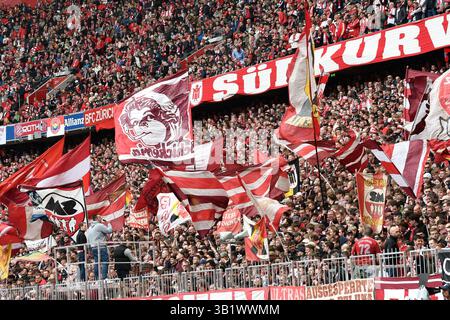 München, Deutschland. April 2025. MÜNCHEN – 26. APRIL: Fans des FC Bayern München beim Bundesliga-Spiel zwischen dem FC Bayern München und dem 1. APRIL. FSV Mainz 05 in der Allianz Arena am 26. April 2025 in München.250426 SEPA 24 041 - 20250426 PD11724 Credit: APA-PictureDesk/Alamy Live News Stockfoto