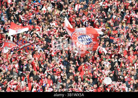 München, Deutschland. April 2025. MÜNCHEN – 26. APRIL: Fans des FC Bayern München beim Bundesliga-Spiel zwischen dem FC Bayern München und dem 1. APRIL. FSV Mainz 05 in der Allianz Arena am 26. April 2025 in München.250426 SEPA 24 036 - 20250426 PD11735 Credit: APA-PictureDesk/Alamy Live News Stockfoto