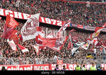 München, Deutschland. April 2025. MÜNCHEN – 26. APRIL: Fans des FC Bayern München beim Bundesliga-Spiel zwischen dem FC Bayern München und dem 1. APRIL. FSV Mainz 05 in der Allianz Arena am 26. April 2025 in München.250426 SEPA 24 042 - 20250426 PD11720 Credit: APA-PictureDesk/Alamy Live News Stockfoto