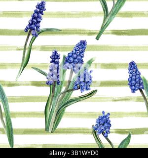 Nahtloses Muster mit blauer Traubenhyazinthe, Muscari-Blüten auf horizontalen grünen Pinselstrichen Hintergrund. Handgezeichnete Aquarellillustration. Für Stockfoto