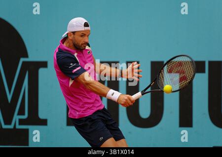 Madrid, Spanien. April 2025. Tennis ATP: Mutua Madrid Open Tennis ATP, Grigor Dimitrov (BUL) gegen Nicolas Jarry (CHI). Grigor Dimitrov (BUL). Quelle: EnriquePSans/Alamy Live News Stockfoto