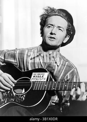 Woody Guthrie. Porträt des amerikanischen Sängers/Songwriters Woodrow Wilson Guthrie (1912–1967), Foto von Al Aumuller, 1943 Stockfoto