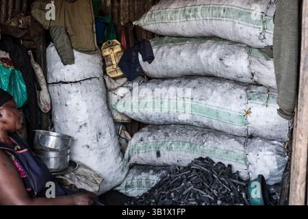 Religiöse Messe mit Pastor in Katanga Slum, Kampala, Uganda, Afrika Stockfoto