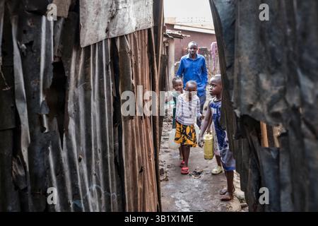 Religiöse Messe mit Pastor in Katanga Slum, Kampala, Uganda, Afrika Stockfoto