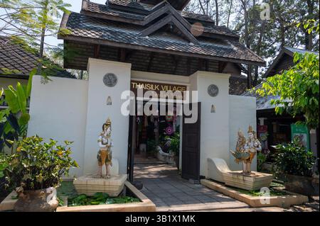 Der Hauptbesuchereingang des „Thai Silk Village“ befindet sich in Ban Sanuan NOK, einem Dorf in einem Viertel von Chiang Mai, Thailands zweitgrößtem Viertel Stockfoto