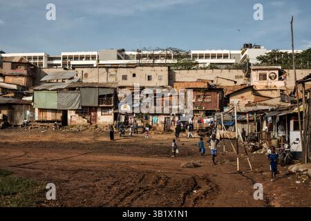 Religiöse Messe mit Pastor in Katanga Slum, Kampala, Uganda, Afrika Stockfoto