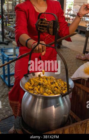 Nach dem Seidenraupenkokons werden sie in der Regel lebend gekocht oder im „Thai Silk Village“ in Ban Sanuan NOK, einem Dorf, gebacken Stockfoto