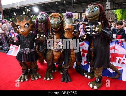 London, Großbritannien. April 2025. Heavysaurus kommt auf dem britischen Got Talent Red Teppich vor dem ersten Live-Halbfinale der Serie an. Eventim Apollo. Quelle: Doug Peters/EMPICS/Alamy Live News Stockfoto