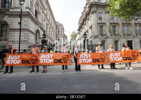 London, Großbritannien. April 2025. Der letzte direkte Protest von Just Stop Oil fand heute in London statt und markierte das Ende einer dreijährigen Kampagne, die disruptive und spaltende Klimademos auf die Straße gebracht hat. Kredit : Monica Wells/Alamy Live News Stockfoto